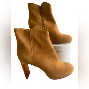 Bill Blass Women Tan Heeled Ankle Boots with Suede Finish, Size 8.5 Pre-Owned